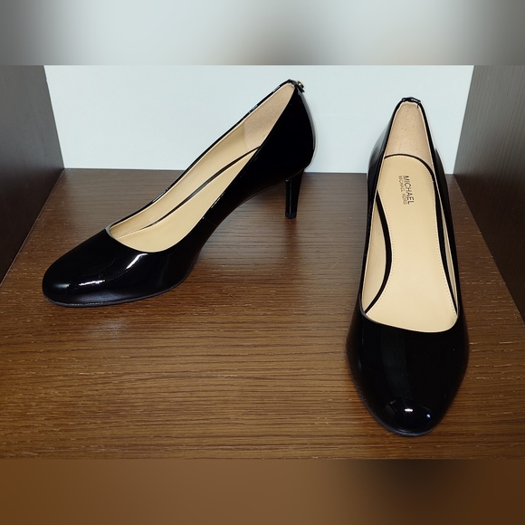 New black Michael Kors pumps - Picture 1 of 3